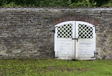 Kireçtaşı kapısı ve onlardan önce bir ot ile gelen duvar