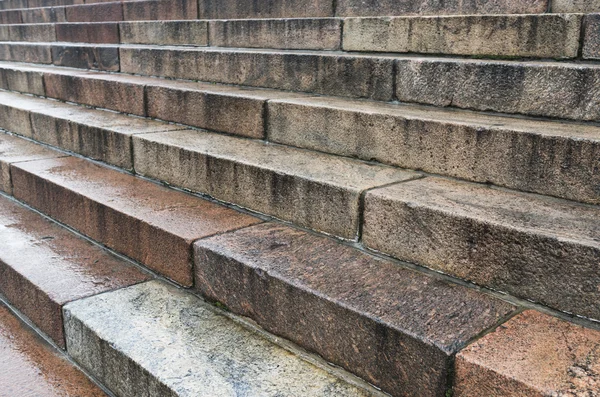 Granit taşlar bir yağmur sonra merdivenden — Stok fotoğraf