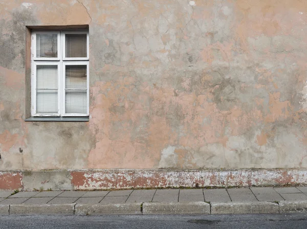 Sfondo della vecchia parete incrinata intonacata con una finestra — Foto Stock