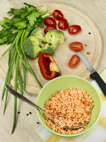 Salad with sprouts of red lentil, broccoli, tomato, sweet red pe — Stock Photo, Image