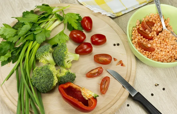 Salad with sprouts of red lentil, broccoli, tomato, sweet red pe — Stock Photo, Image