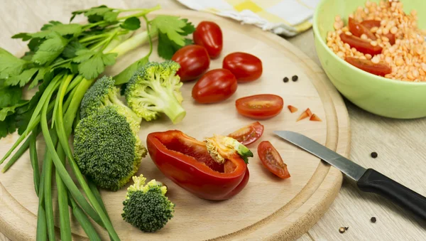 Salad with sprouts of red lentil, broccoli, tomato, sweet red pe — Stock Photo, Image