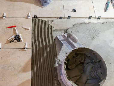 Yapay bitiş malzemesi, çok dayanıklı ve sağlam, kendi seviyelendirme sistemini kullanarak yere serilmiş doğal taşı taklit ediyor. İç dekorasyon için kullanılır..