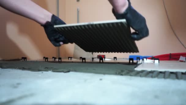 Установка Керамічної Плитки Підлоги Розміщення Плитки Клейкому Матеріалі Підстилки — стокове відео