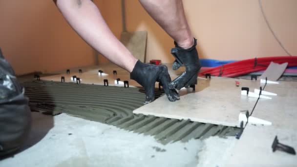 Seorang Pekerja Meratakan Ubin Keramik Dengan Irisan Dan Klip Sistem — Stok Video