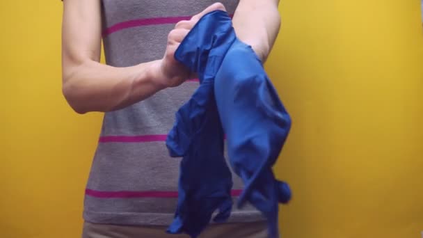 高加索女人的手戴着蓝色的医疗手套 黑色准备 — 图库视频影像