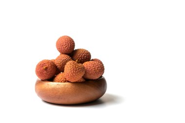 Lezzetli liçi kasede. Çiğ organik kırmızı likör. Yemeye hazır..