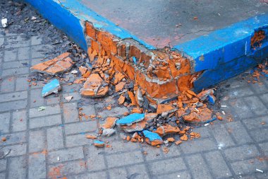 Yıkılmış tuğla duvar yerde yatıyor..