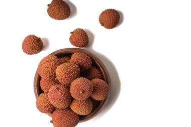 Lezzetli liçi kasede. Çiğ organik kırmızı likör. Yemeye hazır.