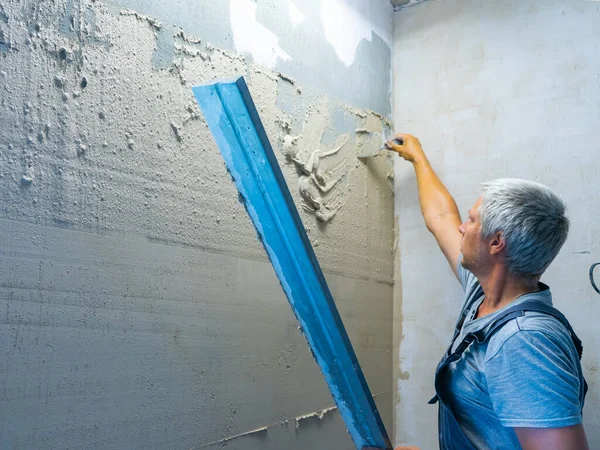 Applying Plaster Putty Wall Using Aluminum Paver Screed — Stock Photo, Image
