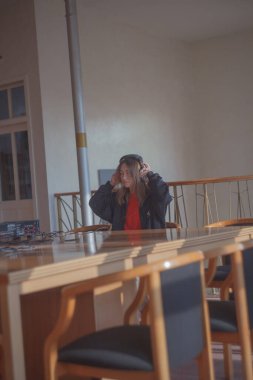 Müzedeki sandalyede oturan genç bir kadın. 