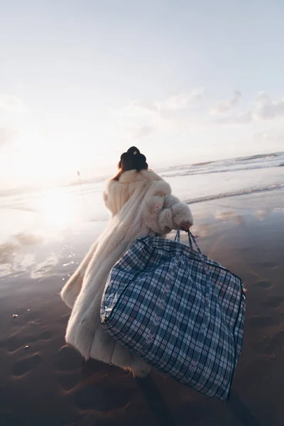 สาวสวยในเส อโค ทขนส ขาวและมงก ฎโพสบนชายหาด — ภาพถ่ายสต็อก