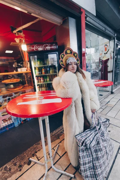 Gadis Muda Dalam Mantel Putih Bulu Dan Mahkota Berpose Kota — Stok Foto