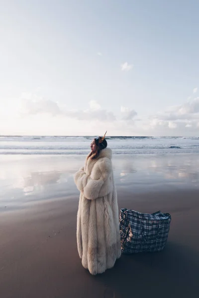 งสาวในเส อโค ทขนส และมงก ฎบนชายหาด — ภาพถ่ายสต็อก