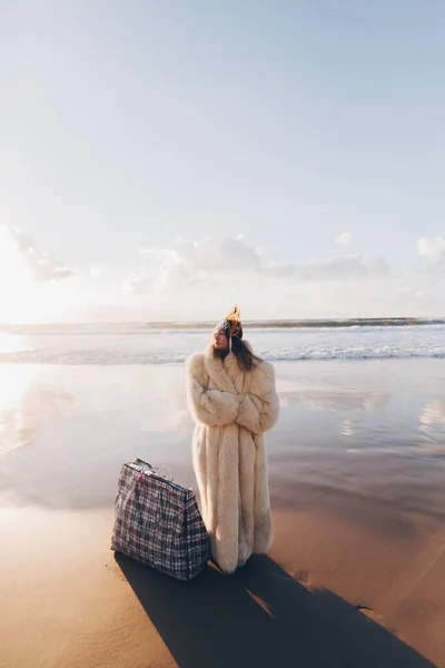 งสาวในเส อโค ทขนส และมงก ฎบนชายหาด — ภาพถ่ายสต็อก