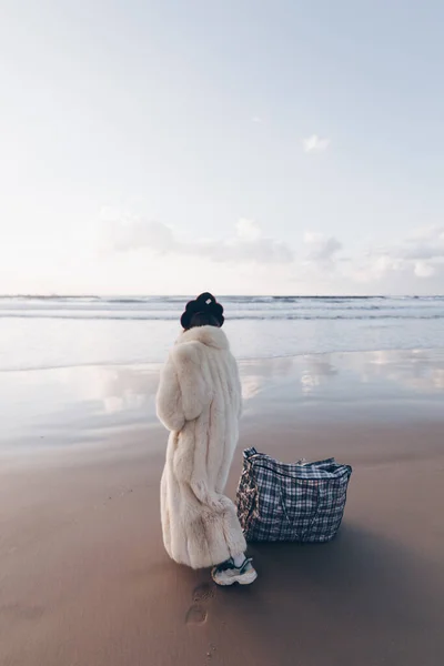 สาวสวยในเส อโค ทขนส ขาวและมงก ฎโพสบนชายหาด — ภาพถ่ายสต็อก