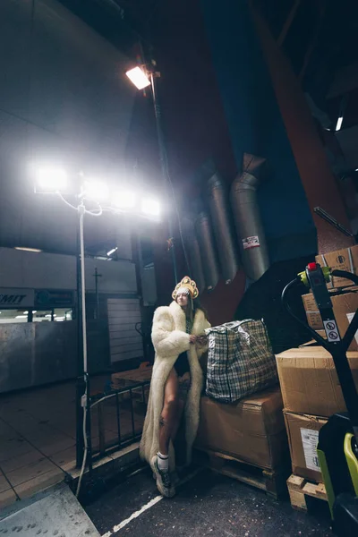 งในเส อโค ทขนส และมงก งอย ในโรงรถ — ภาพถ่ายสต็อก