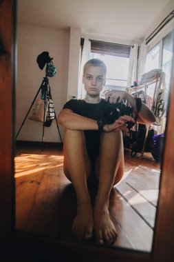 Sarışın kız aynada kendini resmetmiş.  