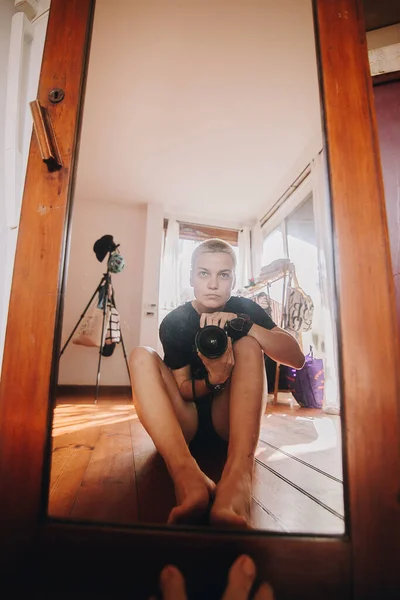 Gadis Pirang Potret Diri Cermin — Stok Foto