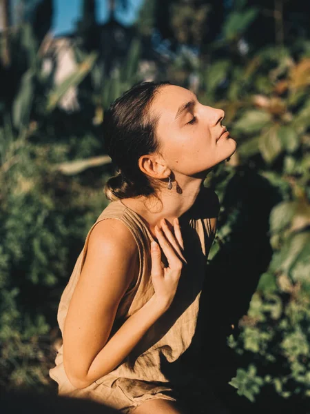 Wanita Muda Yang Cantik Mengenakan Gaun Taman Tropis — Stok Foto