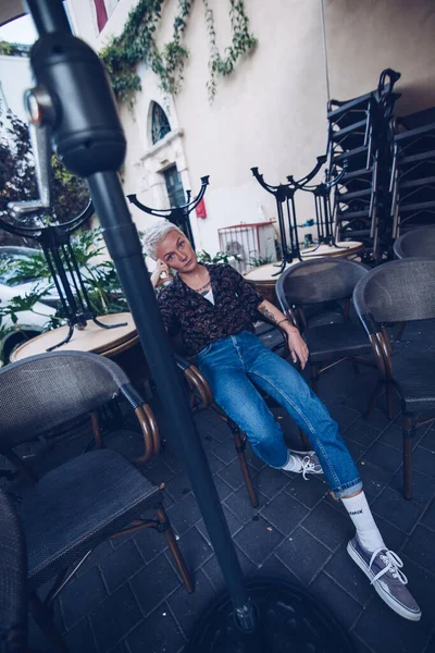 Belle Jeune Femme Assise Sur Une Chaise Dans Café Rue — Photo