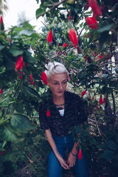 Joven Rubia Jardín Cerca Del Árbol Con Flores Rojas — Foto de Stock