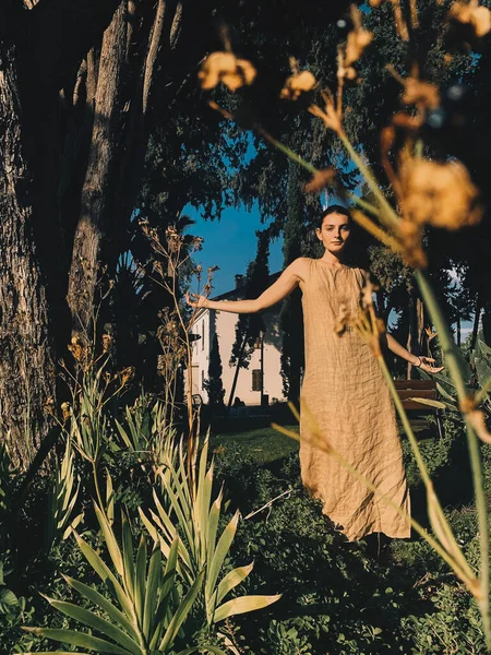 Hermosa Joven Con Vestido Parque Tropical — Foto de Stock