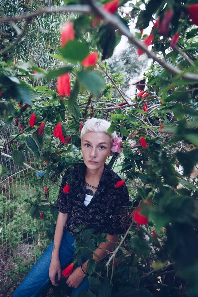 Wanita Muda Berambut Pirang Taman Dekat Pohon Dengan Bunga Merah — Stok Foto