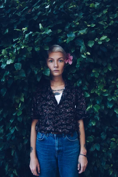 Potret Seorang Wanita Muda Yang Cantik Latar Belakang Daun Hijau — Stok Foto