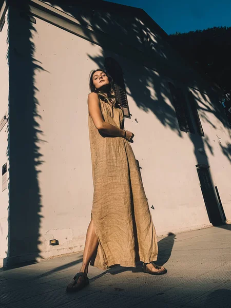 Belle Jeune Femme Robe Posant Près Mur Maison — Photo