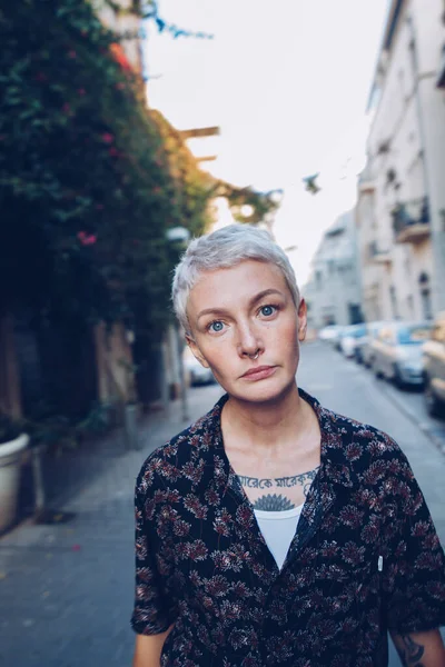 Potret Seorang Wanita Muda Yang Cantik Jalan Latar Belakang Perkotaan — Stok Foto