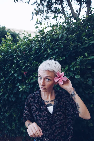 Potret Seorang Wanita Muda Yang Cantik Dengan Bunga Merah Muda — Stok Foto