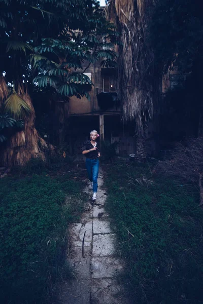 Wanita Muda Berjalan Ditinggalkan Taman Kota Tropis — Stok Foto