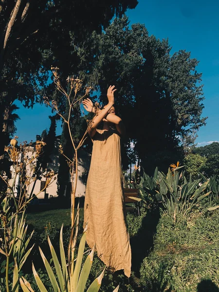 สาวสวยใส ดในสวนเขตร — ภาพถ่ายสต็อก