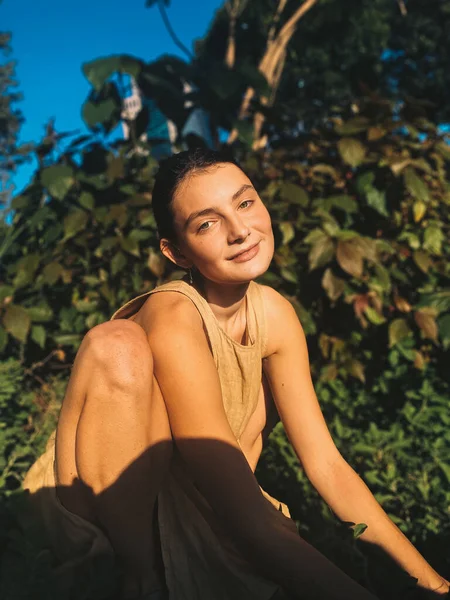 Wanita Muda Yang Cantik Mengenakan Gaun Taman Tropis — Stok Foto