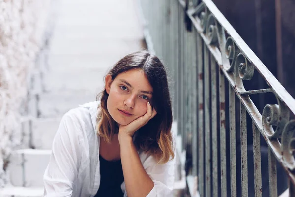 Portrait Une Jeune Belle Femme Assise Dans Les Escaliers Rue — Photo