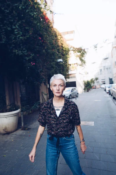 Potret Seorang Wanita Muda Yang Cantik Jalan Latar Belakang Perkotaan — Stok Foto