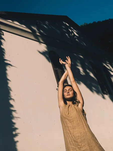 Belle Jeune Femme Robe Posant Près Mur Maison — Photo