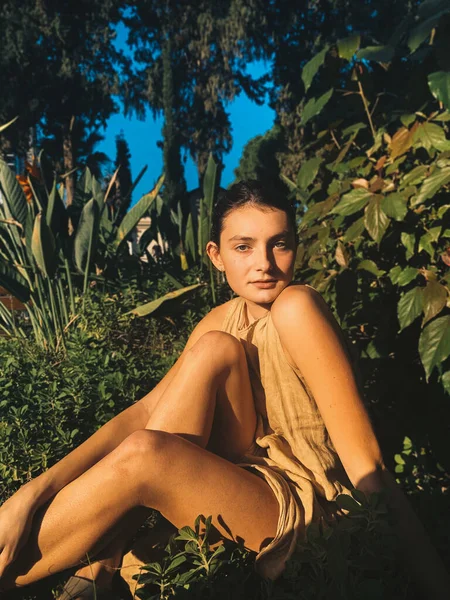 Красива Молода Жінка Сукні Тропічному Парку Ліцензійні Стокові Зображення