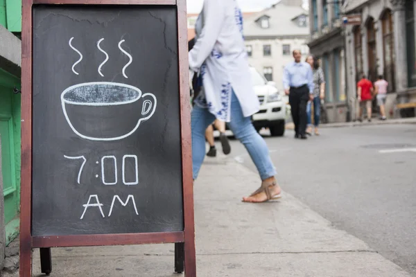 Letrero de pizarra de café fuera de la cafetería Imagen de stock