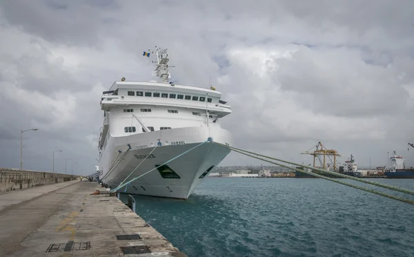 Navio de cruzeiro no cais — Fotografia de Stock