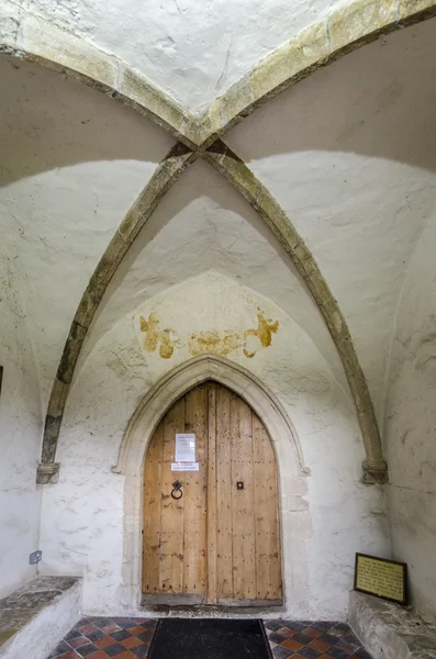 Církev vstupní dřevěné dveře a strop zápraží — Stock fotografie