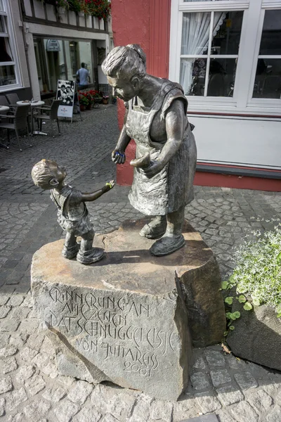 Bronzestatue einer Dame, die Süßigkeiten an ein Kind verkauft — Stockfoto