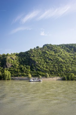 Araba feribot Ren Nehri üzerinde