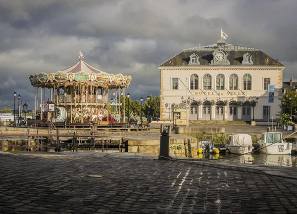 Stadhuis en carrousel — Stockfoto