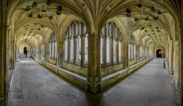Монастырь в аббатстве Лакок, Уилтшир, Великобритания — стоковое фото