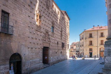 İspanya 'nın Salamanca şehrinde süslemeli Gotik Saray cephesi