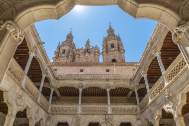 İspanya 'nın Salamanca kentindeki Halk Kütüphanesi avlusundan Ruhban Sınıfı Kuleleri manzarası