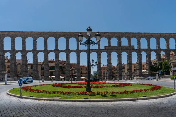 Aqueduct City Segovia Spain Floral Decorated Roundabout Foreground — Stock Photo, Image