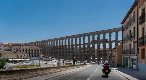 Motorcykel Vägen Som Leder Till Akvedukten Staden Segovia Spanien — Stockfoto